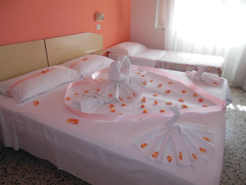 Hotel Edy Римини Экстерьер фото