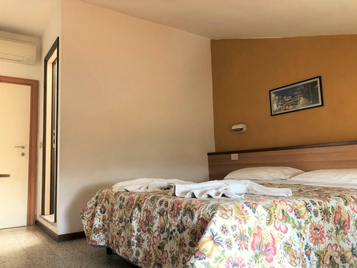 Hotel Edy Римини Экстерьер фото