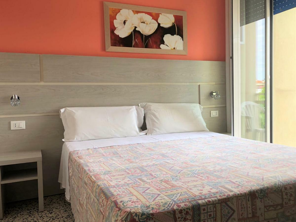 Hotel Edy Римини Экстерьер фото