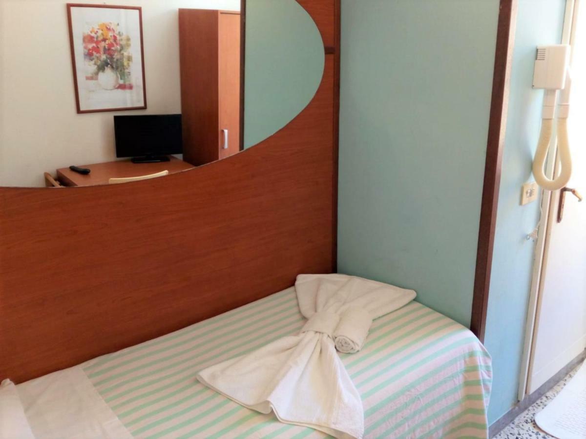 Hotel Edy Римини Экстерьер фото